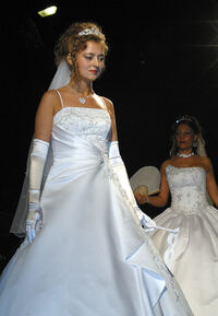 Nathalie im Hochzeitskleid